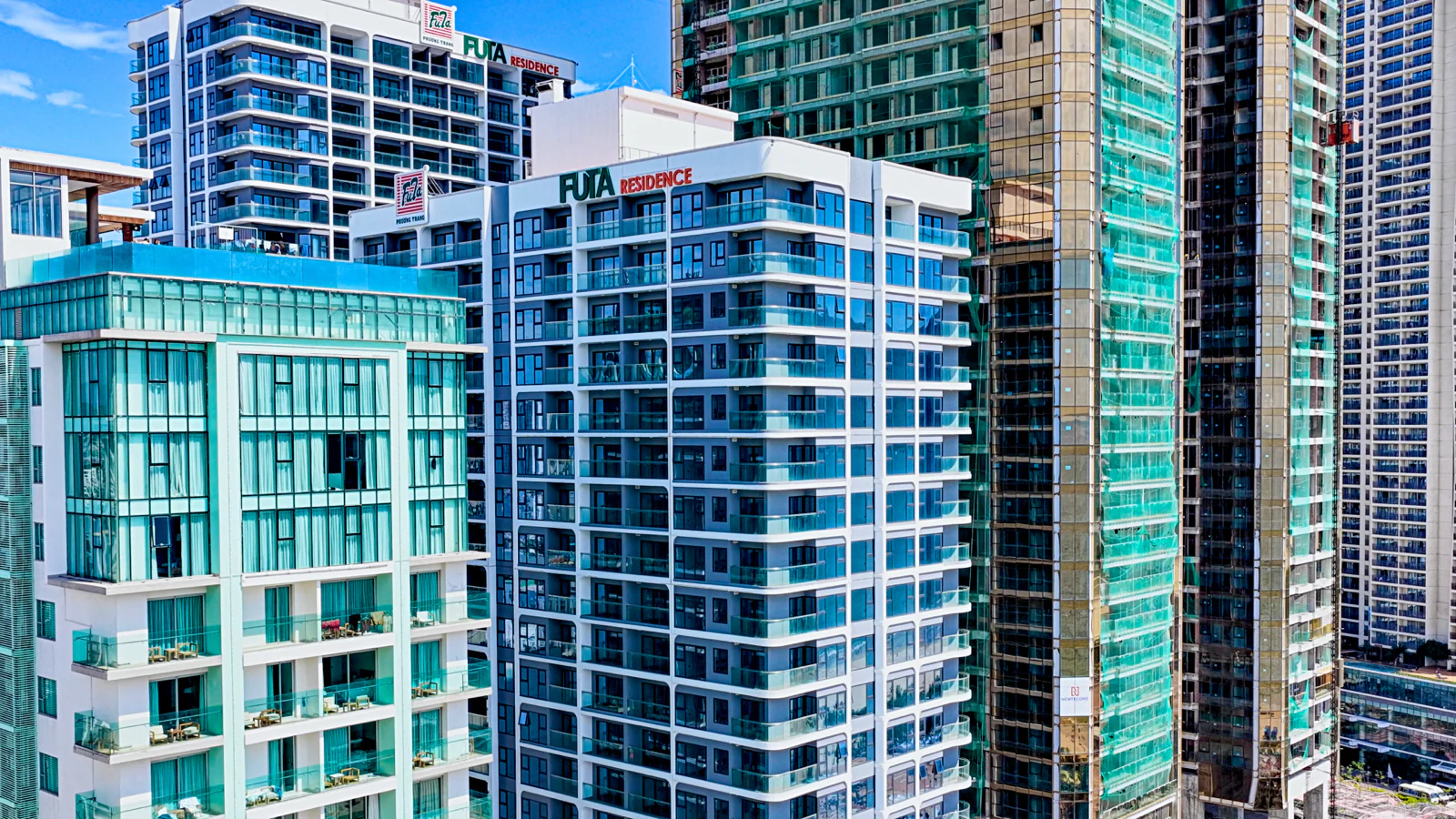 实拍航拍 · 带有FUTA Residence标识的A座与B座